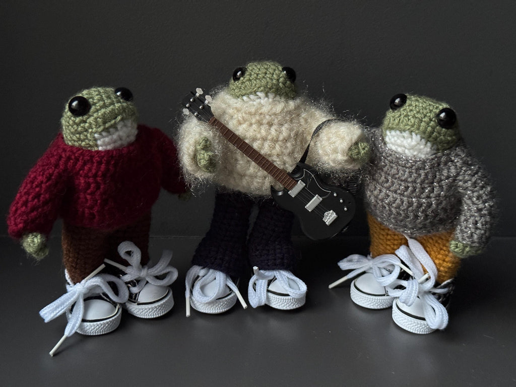 Poseable Crochet Frog Figurines – Handmade Mini Frogs with Metal Armature, Dressed Collectible