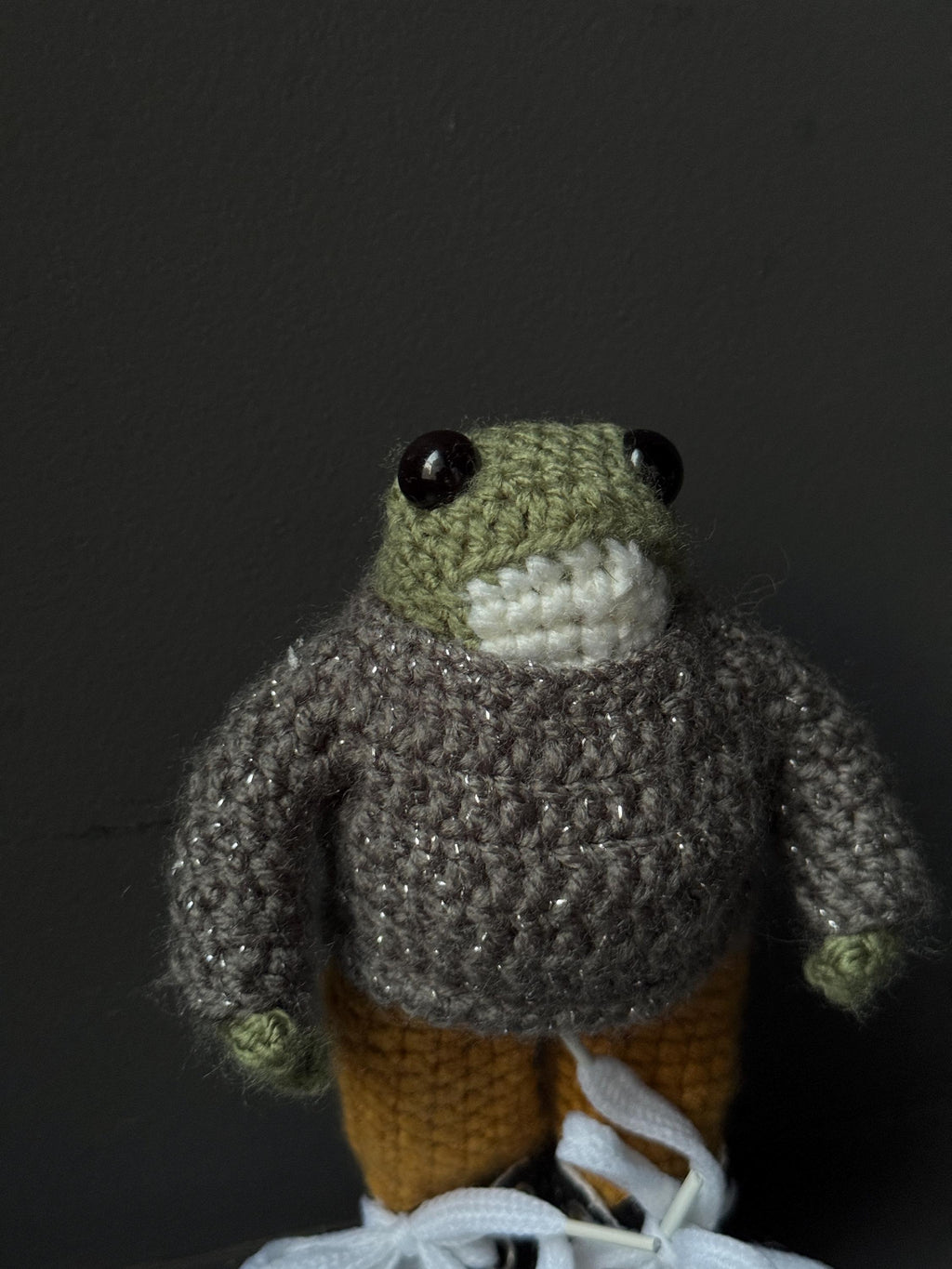 Poseable Crochet Frog Figurines – Handmade Mini Frogs with Metal Armature, Dressed Collectible