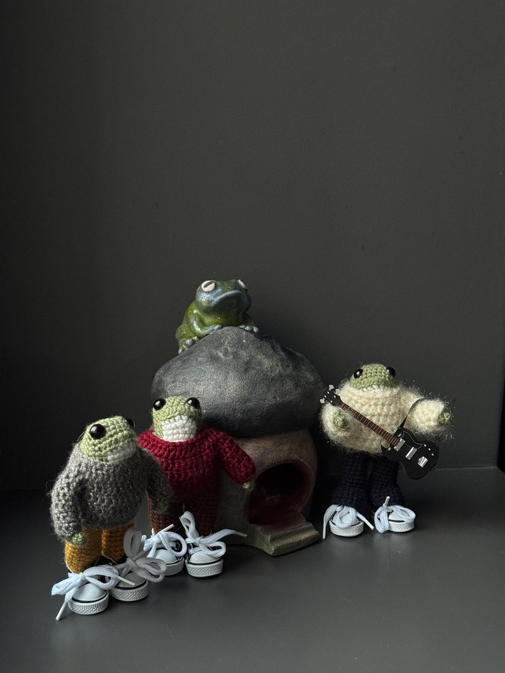 Poseable Crochet Frog Figurines – Handmade Mini Frogs with Metal Armature, Dressed Collectible