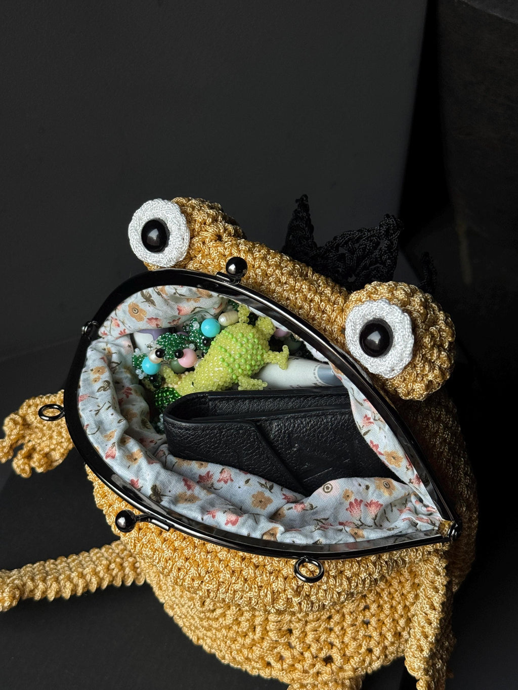 Crochet Frog Bag – Yellow Frog Purse with Black Crown – Kawaii Handmade Animal Bag – Frog Gift – Cute Coin Purse