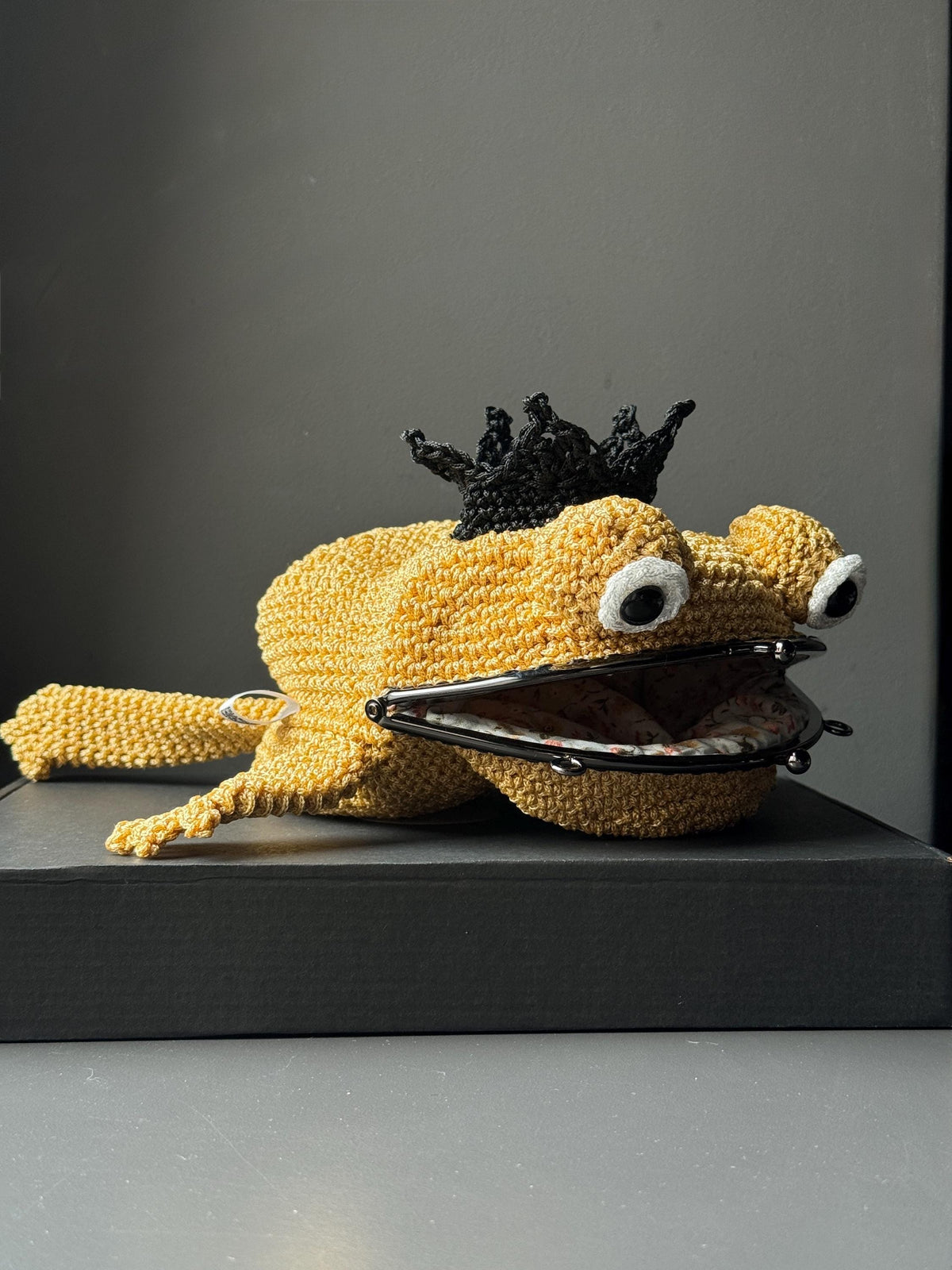 Crochet Frog Bag – Yellow Frog Purse with Black Crown – Kawaii Handmade Animal Bag – Frog Gift – Cute Coin Purse