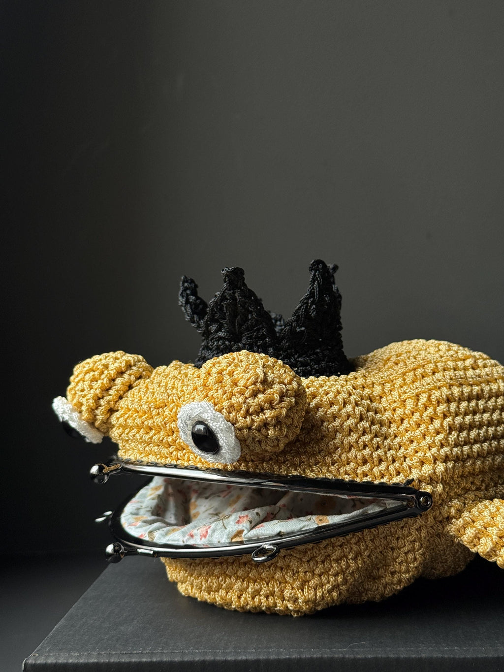 Crochet Frog Bag – Yellow Frog Purse with Black Crown – Kawaii Handmade Animal Bag – Frog Gift – Cute Coin Purse