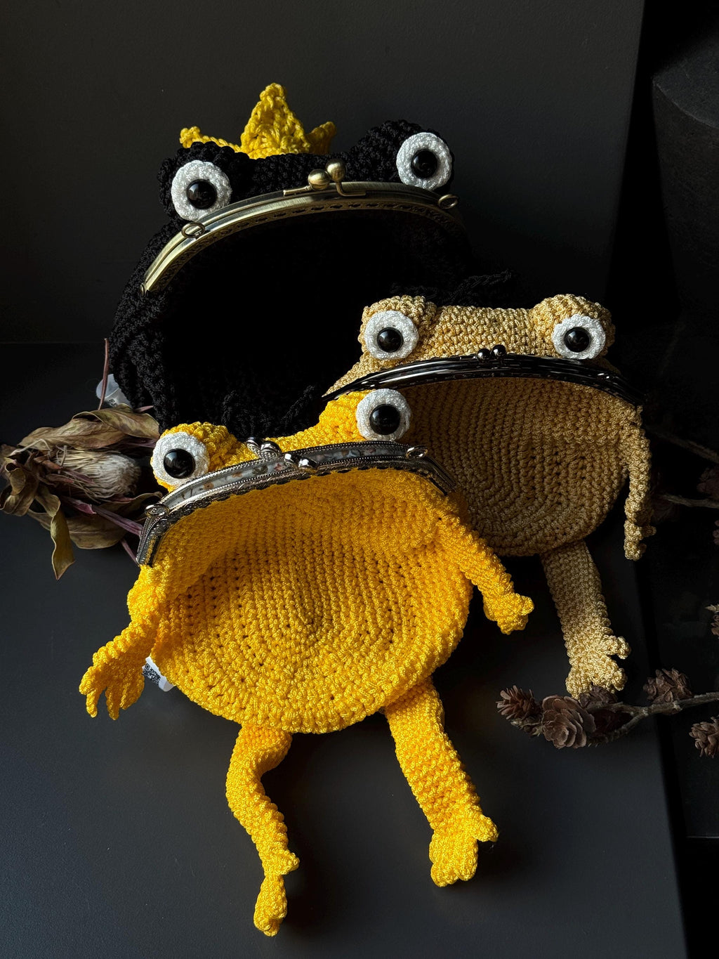Crochet Frog Bag – Yellow Frog Purse with Black Crown – Kawaii Handmade Animal Bag – Frog Gift – Cute Coin Purse