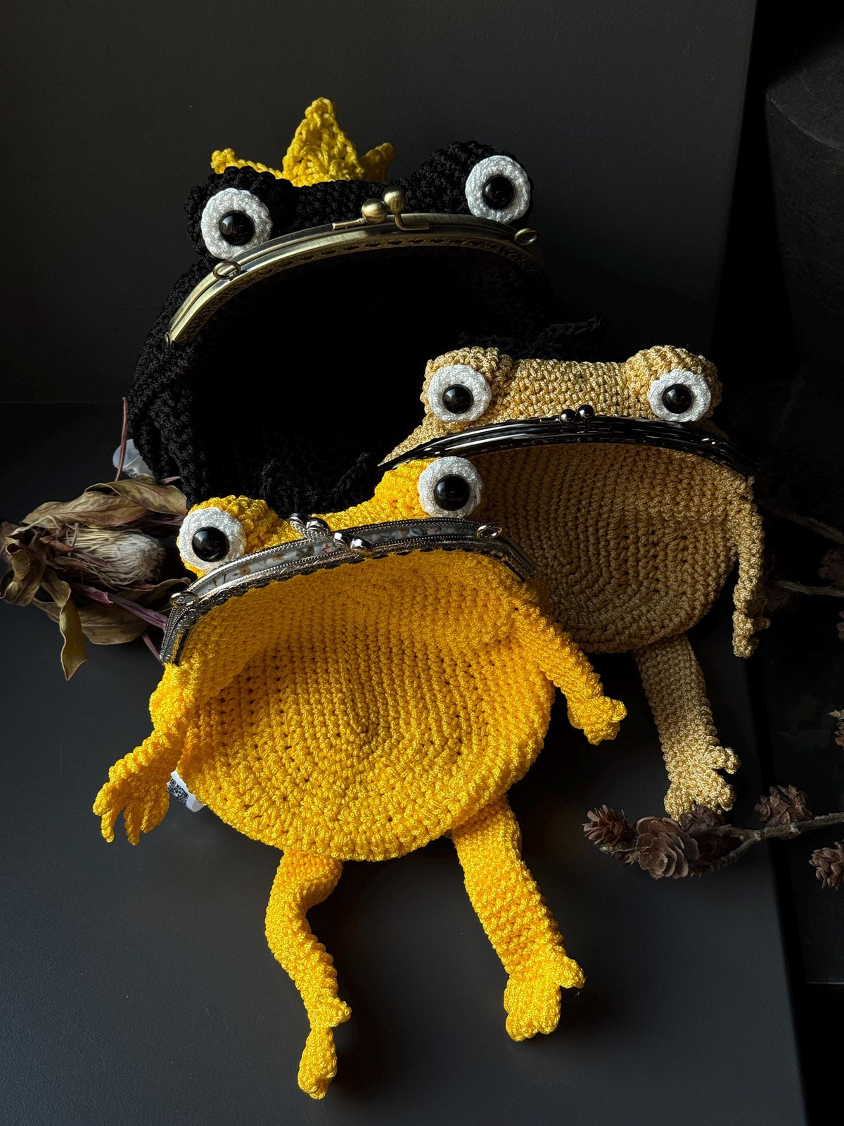 Crochet Frog Bag – Yellow Frog Purse with Black Crown – Kawaii Handmade Animal Bag – Frog Gift – Cute Coin Purse