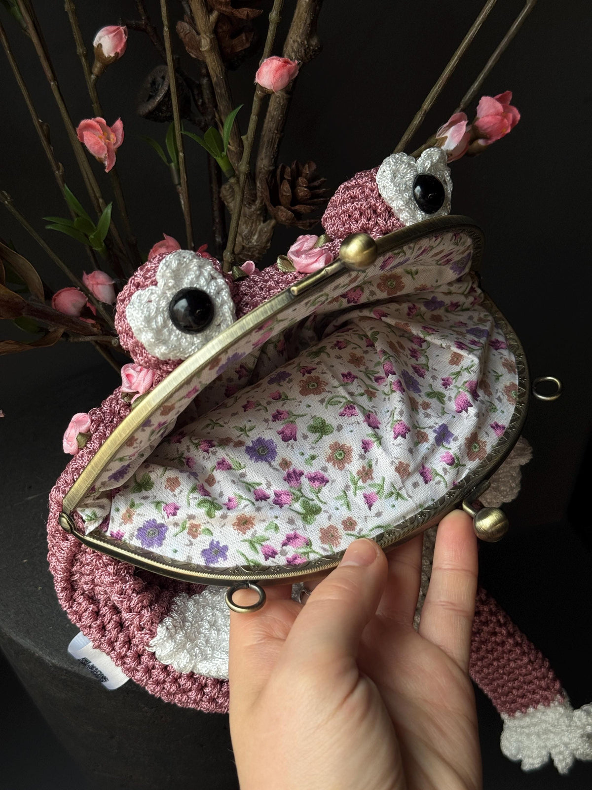 Handmade Crochet Frog Bag – Unique Kawaii Crossbody Purse with Roses – Quirky Gift for Her