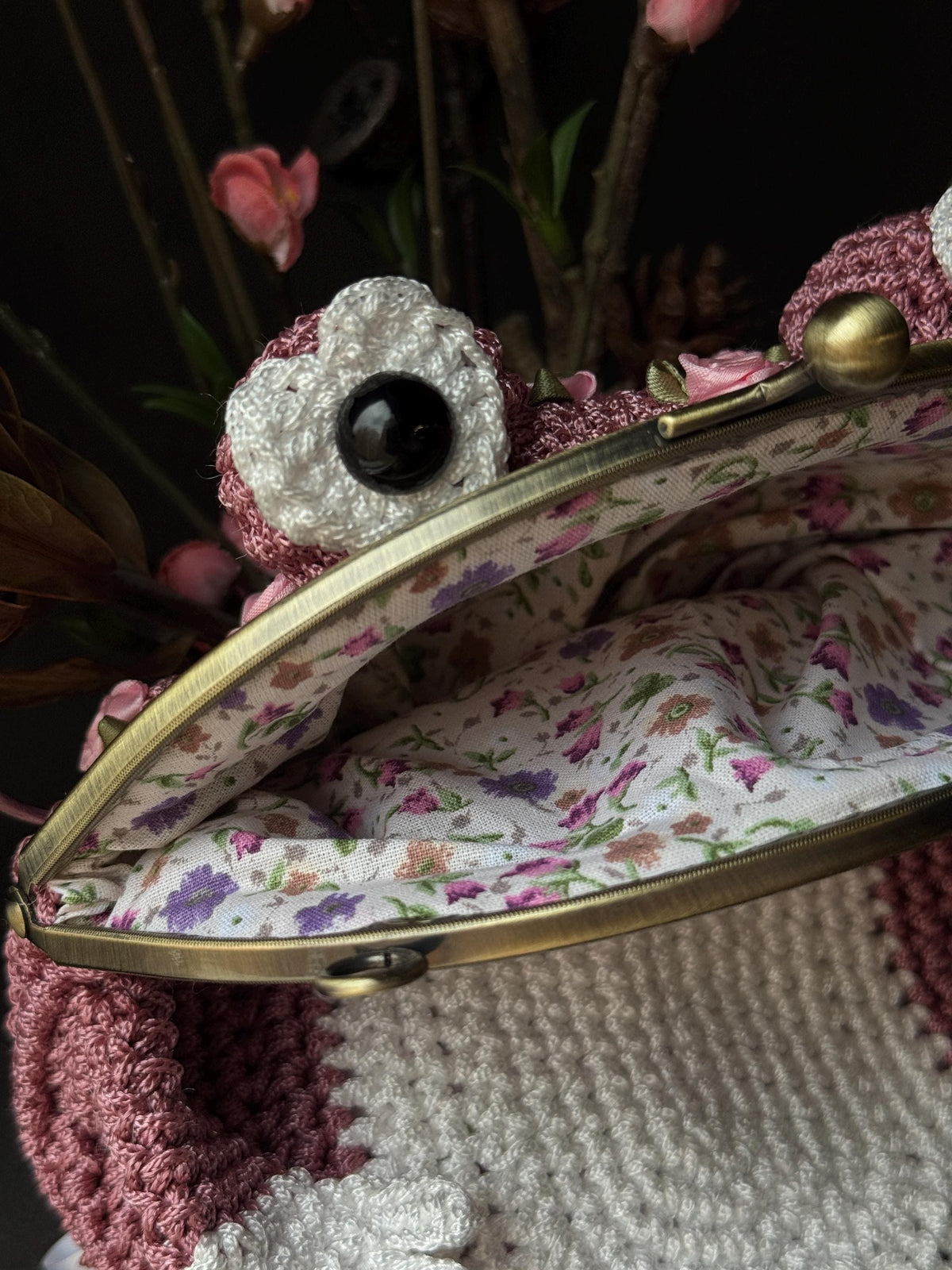 Handmade Crochet Frog Bag – Unique Kawaii Crossbody Purse with Roses – Quirky Gift for Her