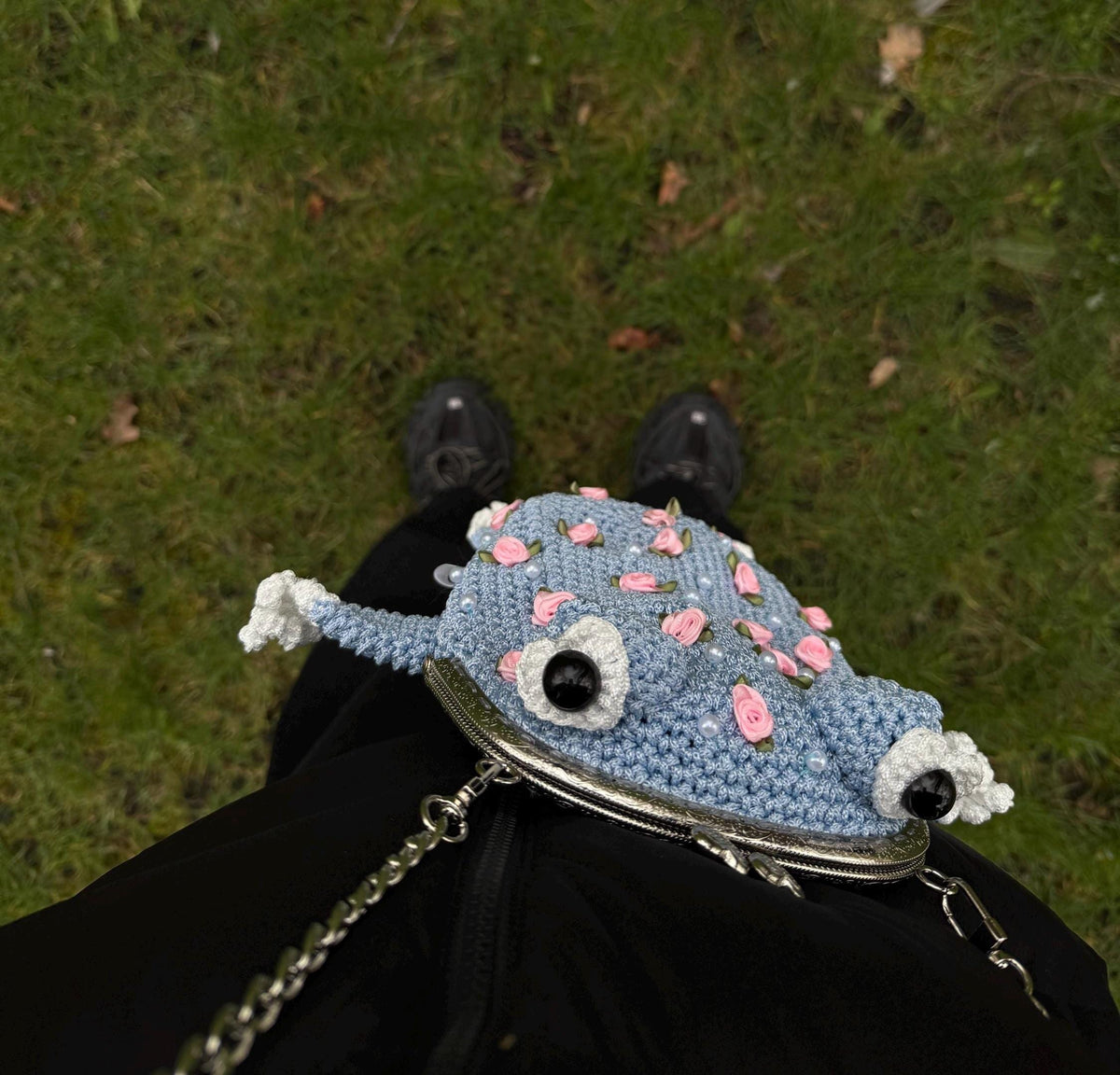 Handmade Crochet Toad Bag – Unique Kawaii Crossbody Purse with Roses and Pearls – Whimsical Blue Amigurumi Frog Gift for Her