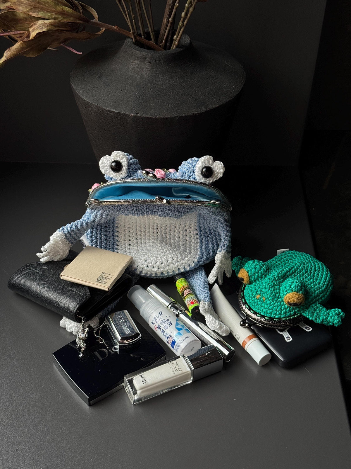 Handmade Crochet Toad Bag – Unique Kawaii Crossbody Purse with Roses and Pearls – Whimsical Blue Amigurumi Frog Gift for Her