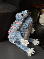 Handmade Crochet Toad Bag – Unique Kawaii Crossbody Purse with Roses and Pearls – Whimsical Blue Amigurumi Frog Gift for Her