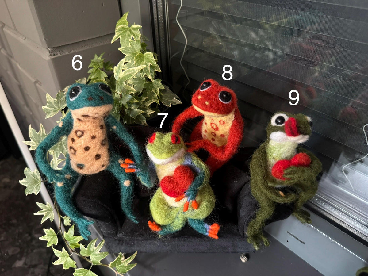 Needle Felted Frog Figurine, Handmade Wool Frog Sculpture, Collectible Frog Decor, Felted Animal, Cottagecore Shelf Decor