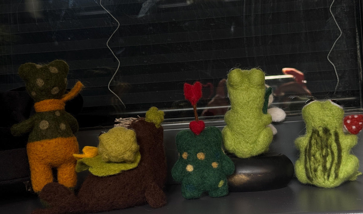 Needle Felted Frog Figurine, Handmade Wool Frog Sculpture, Collectible Frog Decor, Felted Animal, Cottagecore Shelf Decor