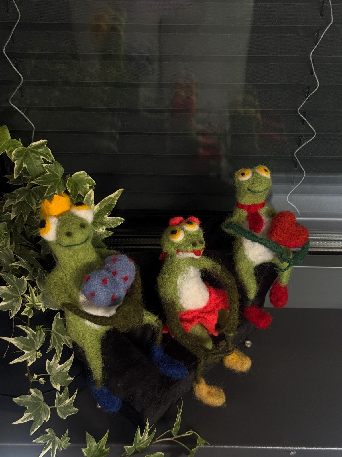 Needle Felted Frog Figurine, Handmade Wool Frog Sculpture, Collectible Frog Decor, Felted Animal, Cottagecore Shelf Decor