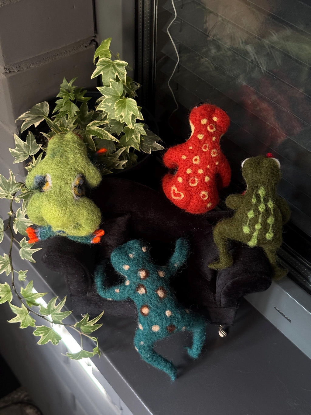 Needle Felted Frog Figurine, Handmade Wool Frog Sculpture, Collectible Frog Decor, Felted Animal, Cottagecore Shelf Decor