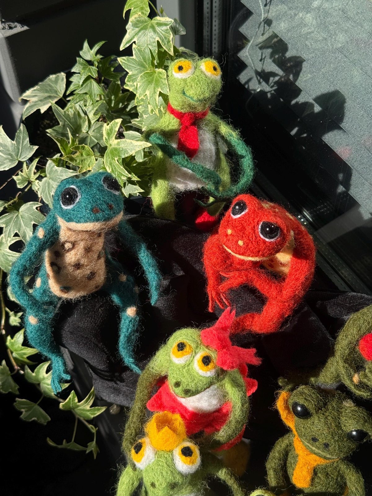 Needle Felted Frog Figurine, Handmade Wool Frog Sculpture, Collectible Frog Decor, Felted Animal, Cottagecore Shelf Decor