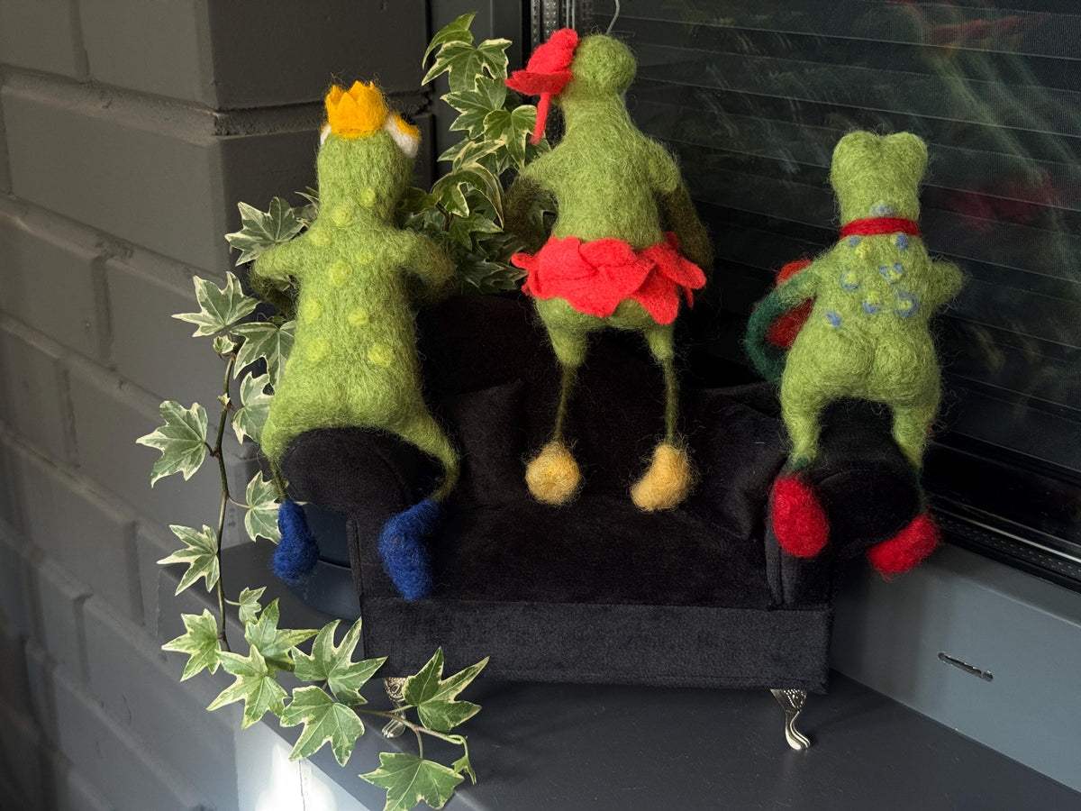 Needle Felted Frog Figurine, Handmade Wool Frog Sculpture, Collectible Frog Decor, Felted Animal, Cottagecore Shelf Decor