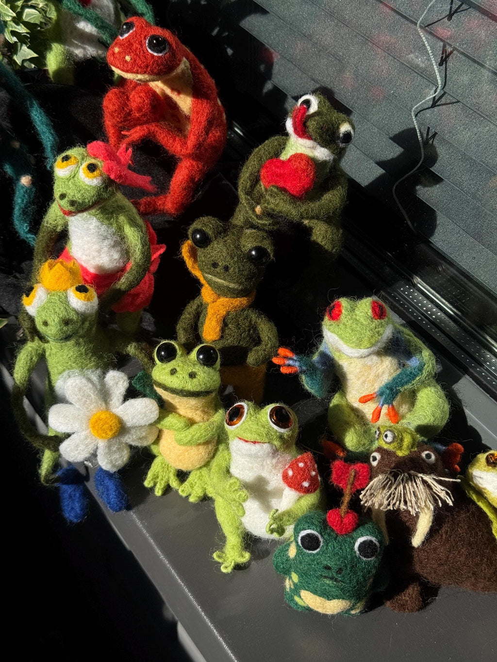 Needle Felted Frog Figurine, Handmade Wool Frog Sculpture, Collectible Frog Decor, Felted Animal, Cottagecore Shelf Decor