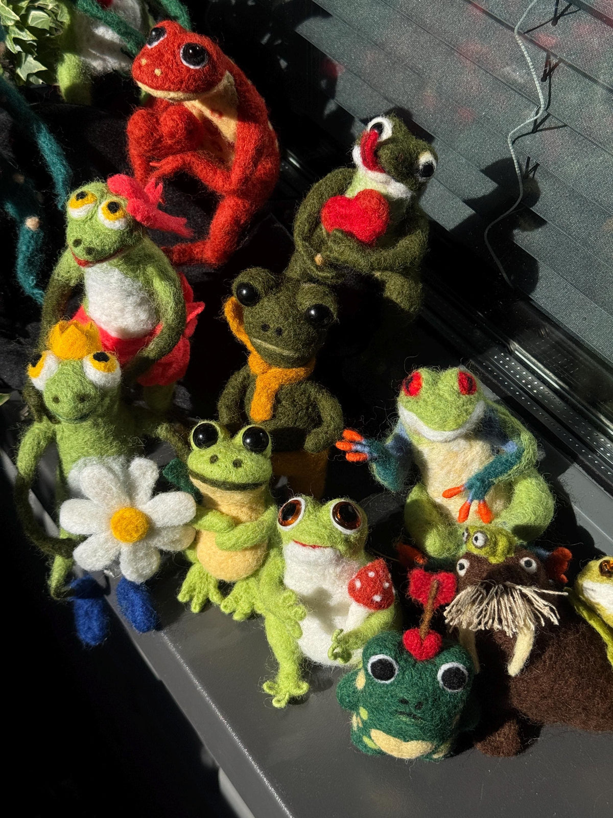 Needle Felted Frog Figurine, Handmade Wool Frog Sculpture, Collectible Frog Decor, Felted Animal, Cottagecore Shelf Decor