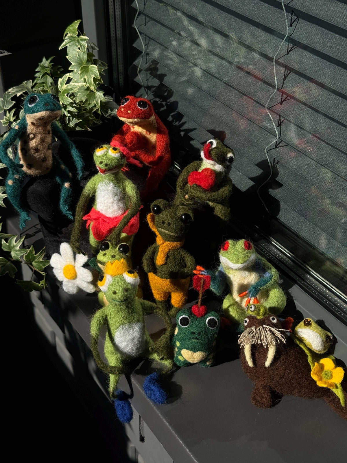 Needle Felted Frog Figurine, Handmade Wool Frog Sculpture, Collectible Frog Decor, Felted Animal, Cottagecore Shelf Decor