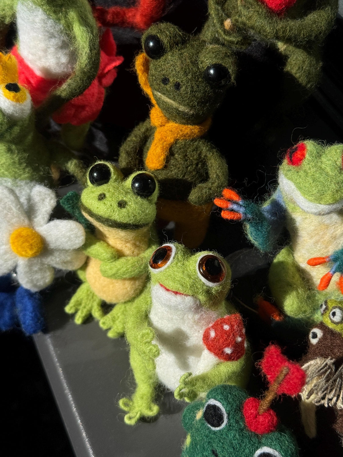 Needle Felted Frog Figurine, Handmade Wool Frog Sculpture, Collectible Frog Decor, Felted Animal, Cottagecore Shelf Decor