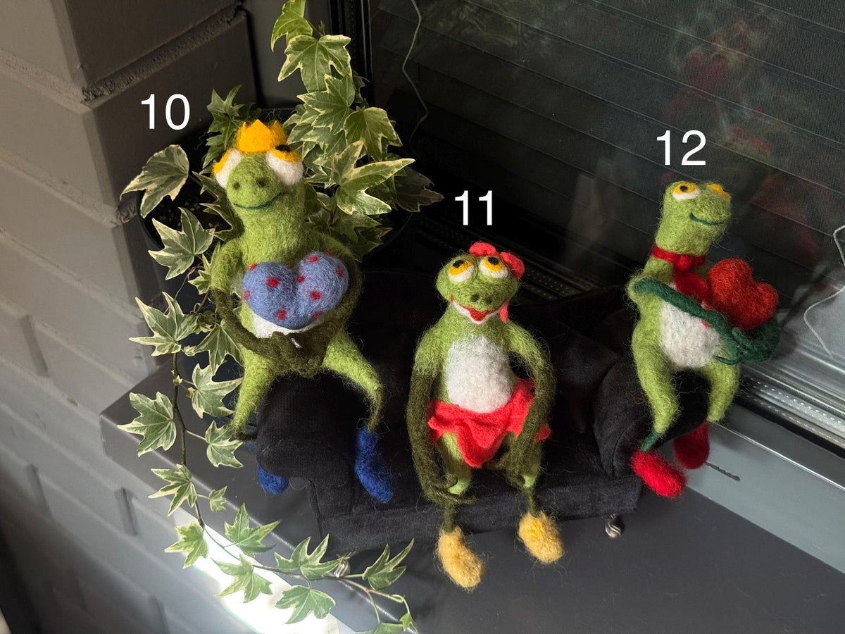 Needle Felted Frog Figurine, Handmade Wool Frog Sculpture, Collectible Frog Decor, Felted Animal, Cottagecore Shelf Decor