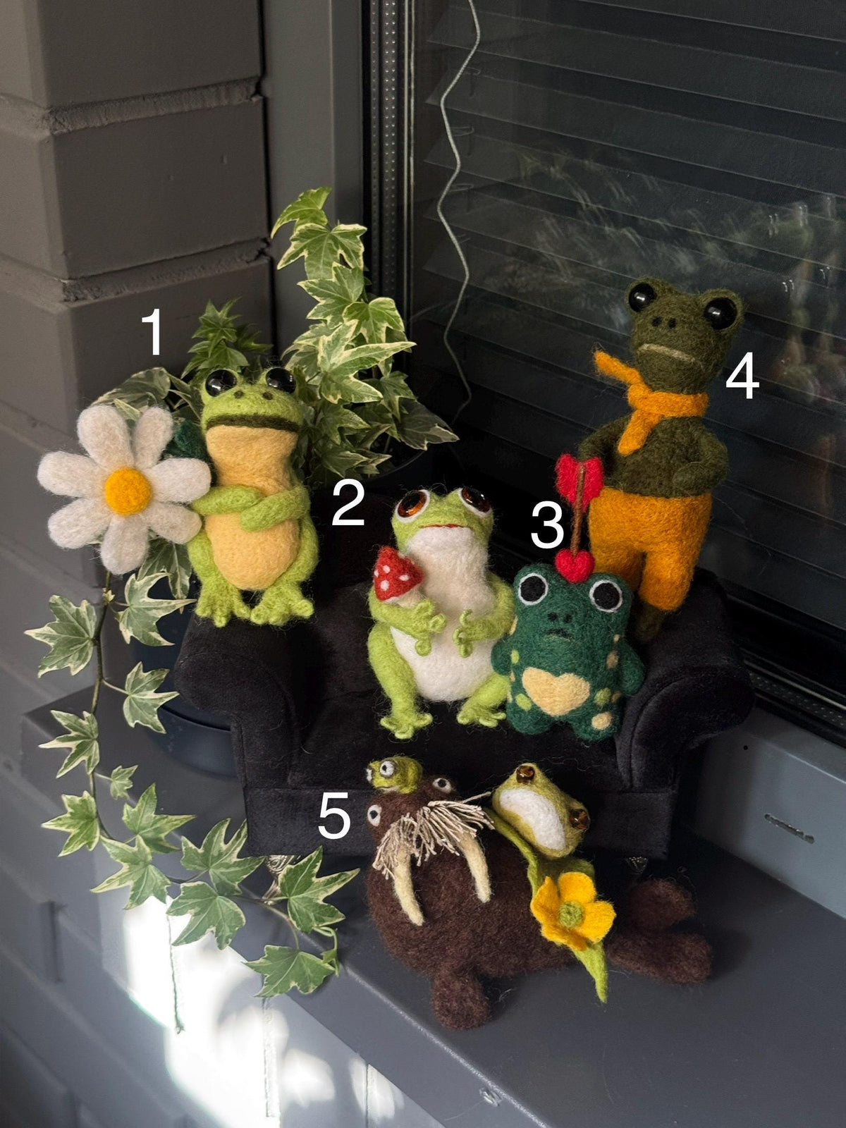 Needle Felted Frog Figurine, Handmade Wool Frog Sculpture, Collectible Frog Decor, Felted Animal, Cottagecore Shelf Decor