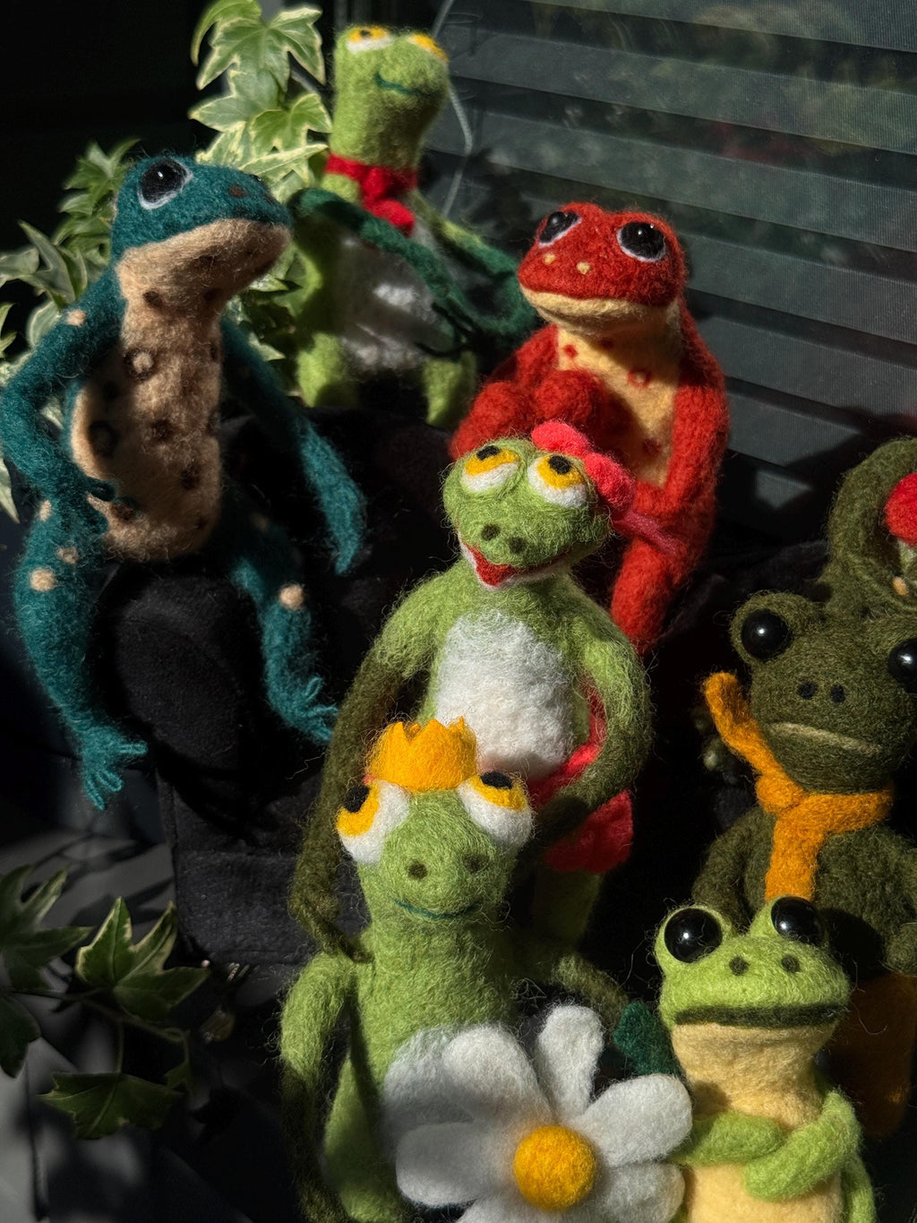 Needle Felted Frog Figurine, Handmade Wool Frog Sculpture, Collectible Frog Decor, Felted Animal, Cottagecore Shelf Decor