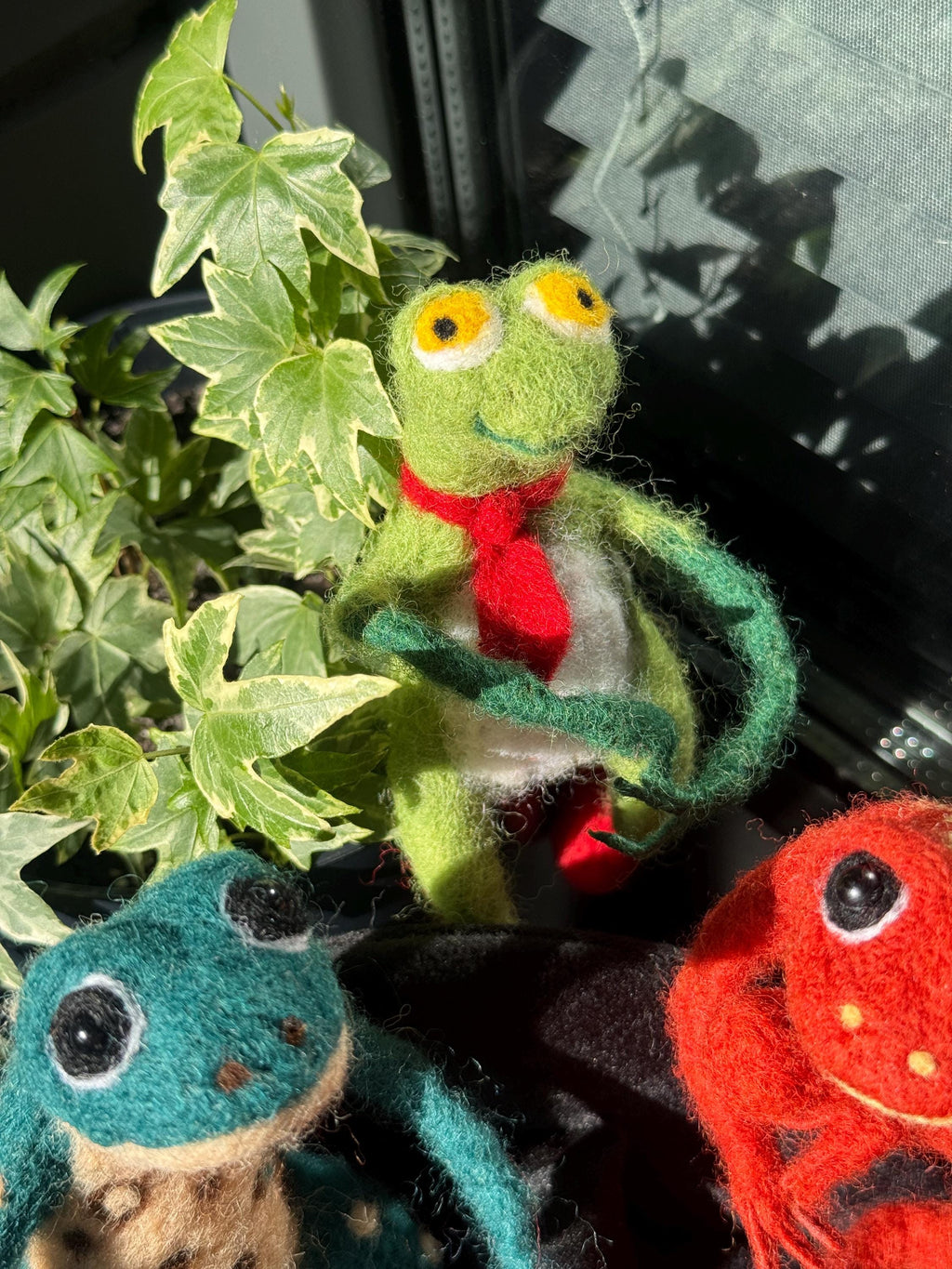Needle Felted Frog Figurine, Handmade Wool Frog Sculpture, Collectible Frog Decor, Felted Animal, Cottagecore Shelf Decor