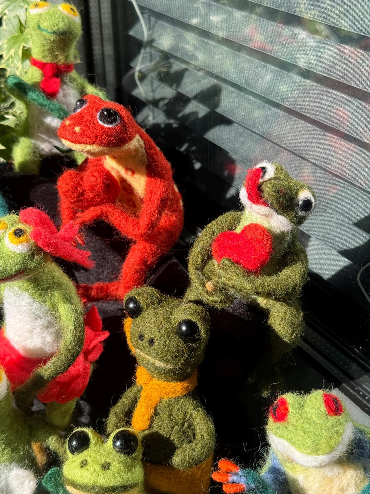 Needle Felted Frog Figurine, Handmade Wool Frog Sculpture, Collectible Frog Decor, Felted Animal, Cottagecore Shelf Decor