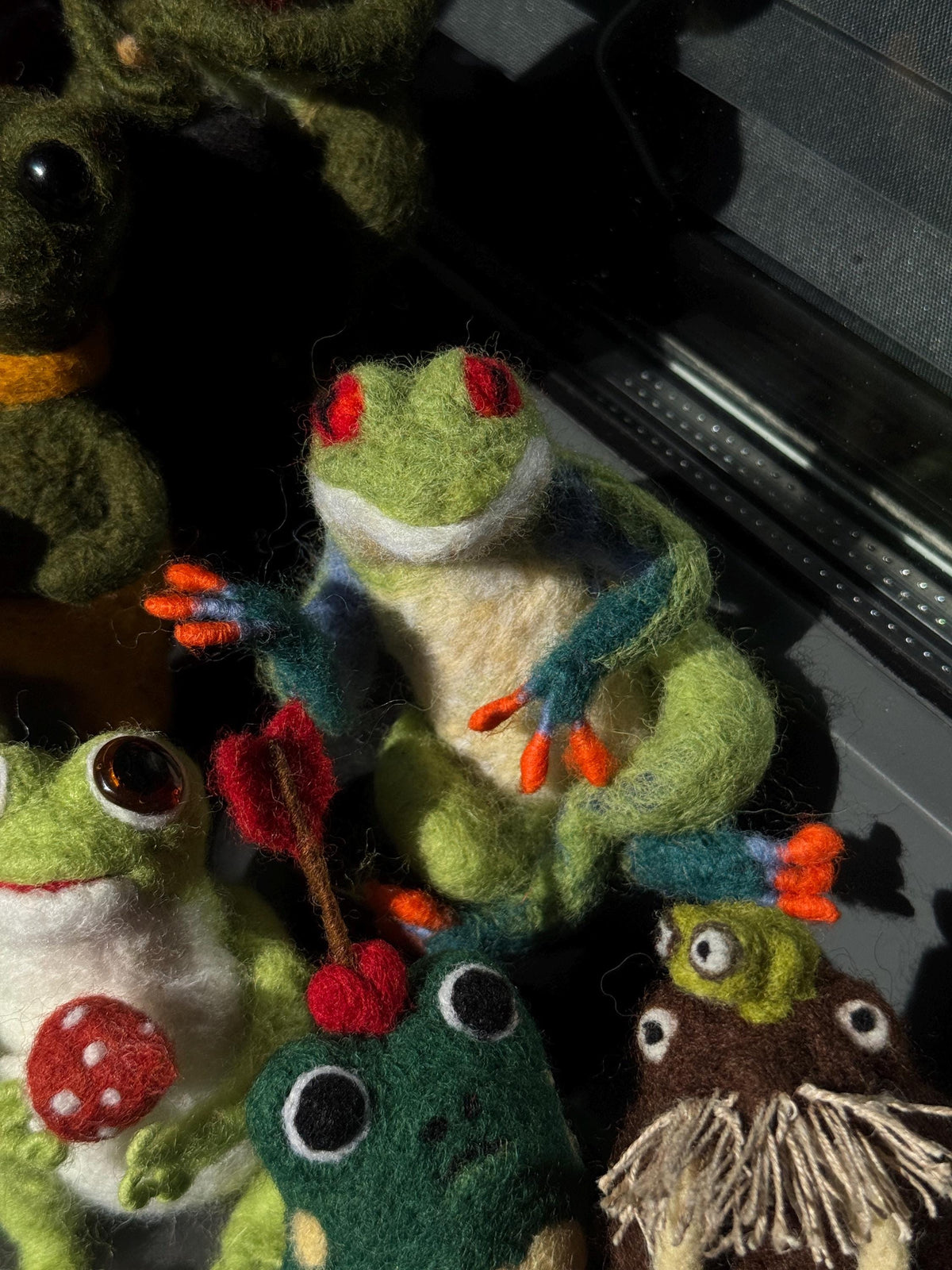 Needle Felted Frog Figurine, Handmade Wool Frog Sculpture, Collectible Frog Decor, Felted Animal, Cottagecore Shelf Decor